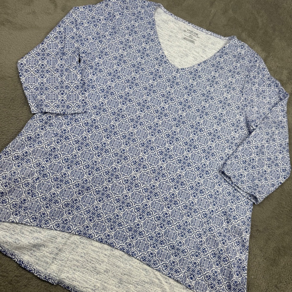 Chico's Ultimate Tee Women 2 L Blue White Excellent V-Neck 3/4 Sleeve Tile Print